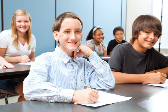 Jeunes en salle de classe
